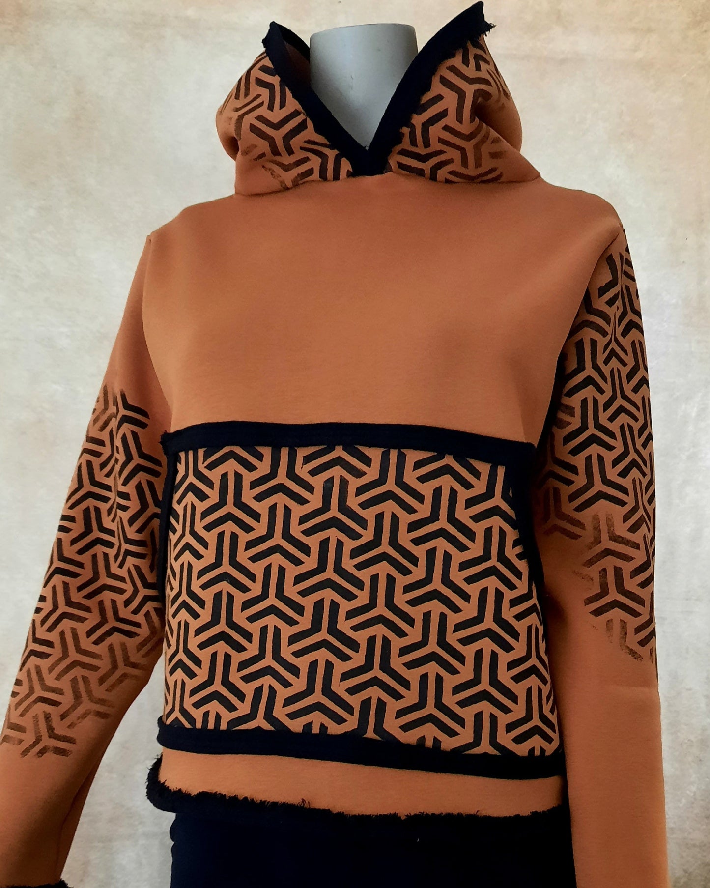 Hoodie mit Geometrie-Druckmuster - Größe M