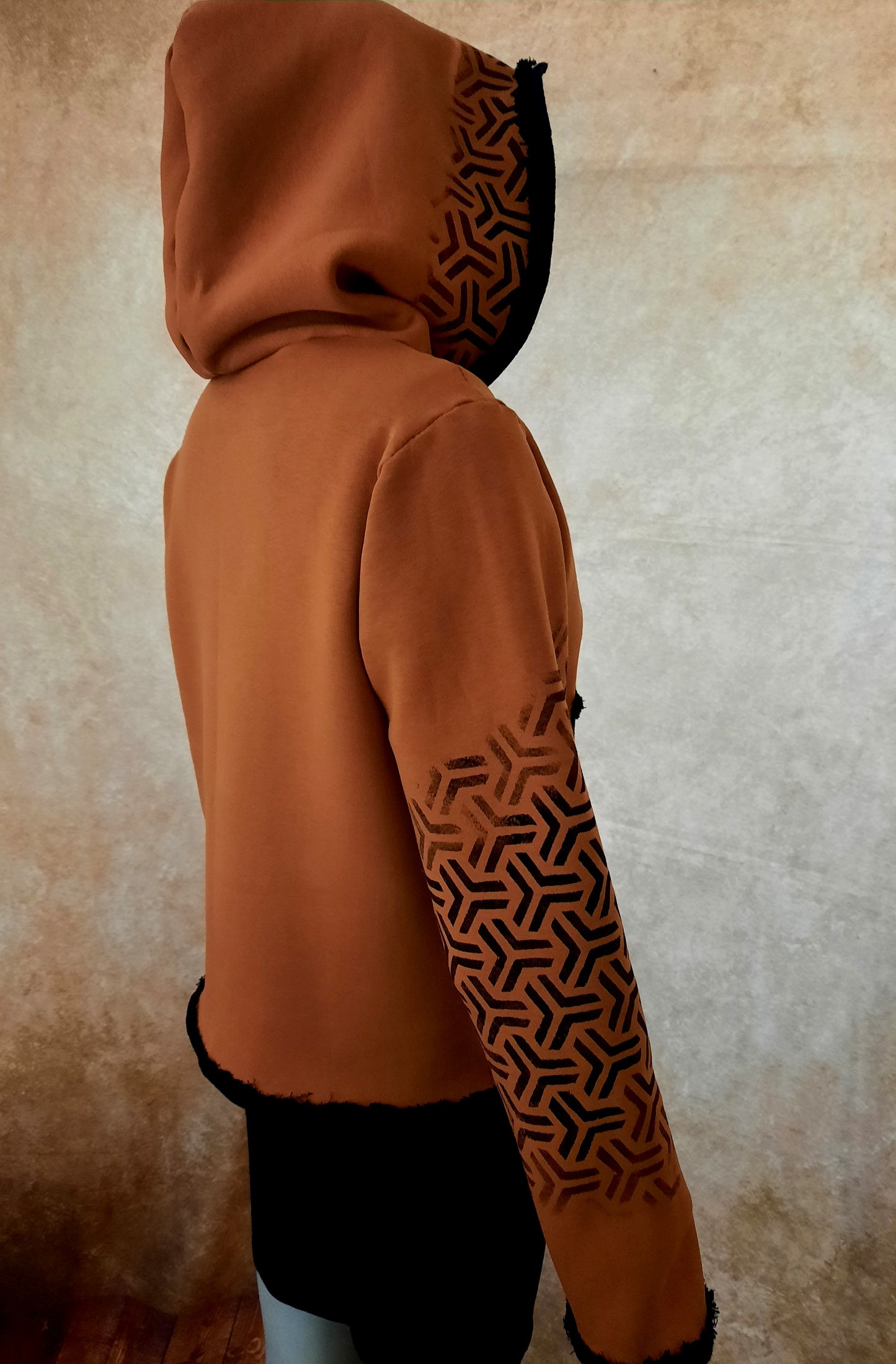 Hoodie mit Geometrie-Druckmuster - Größe M