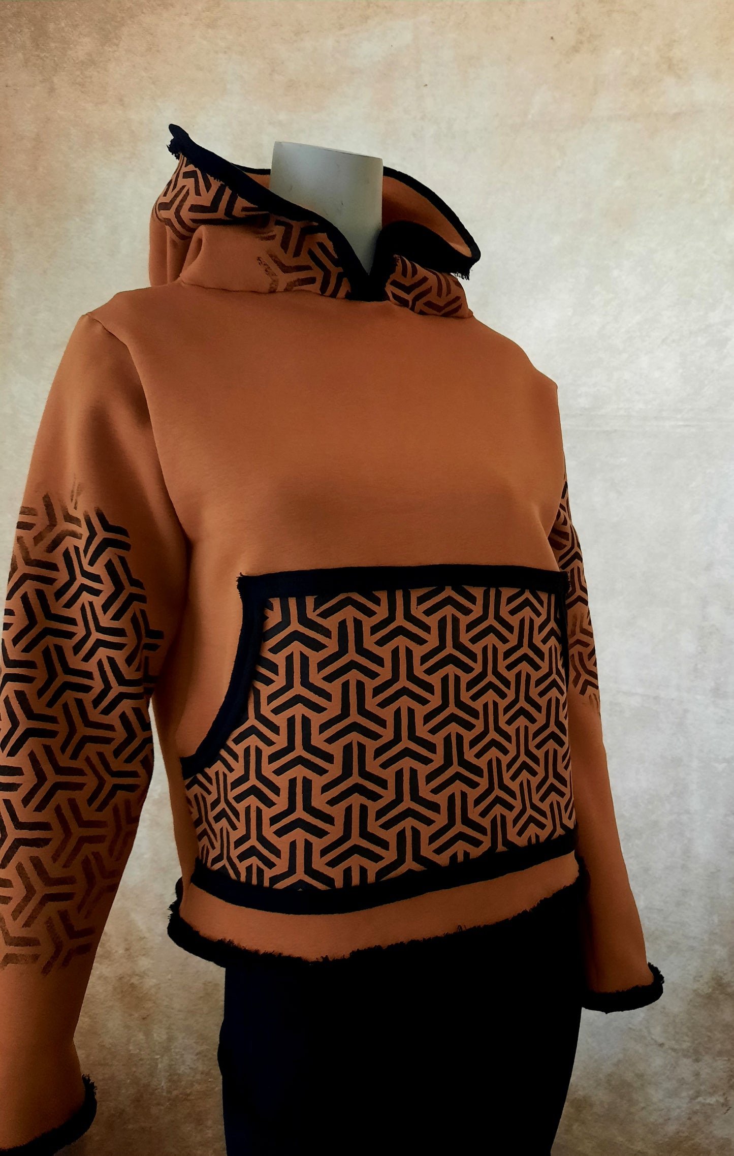 Hoodie mit Geometrie-Druckmuster - Größe M