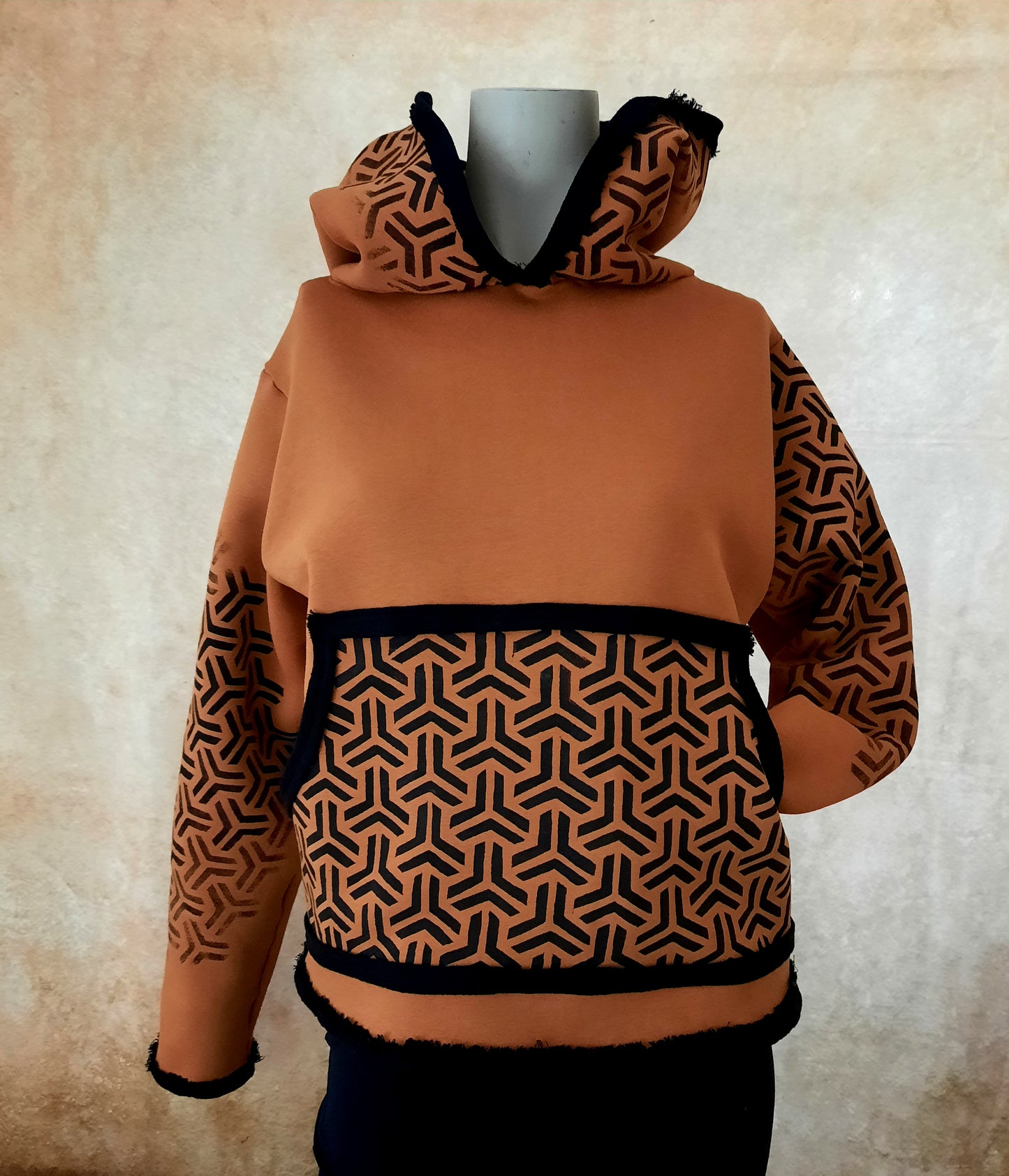 Hoodie mit Geometrie-Druckmuster - Größe M