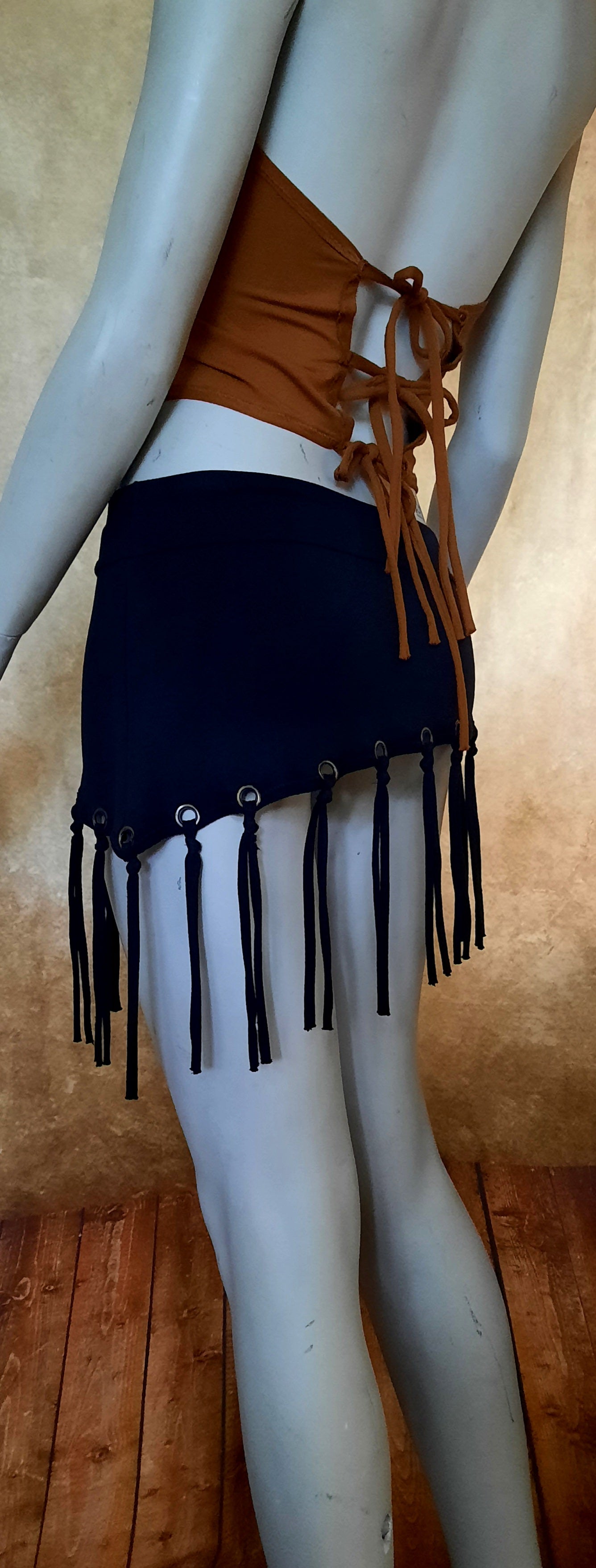 Rock kurz mit Fransen und Nieten - Größe S