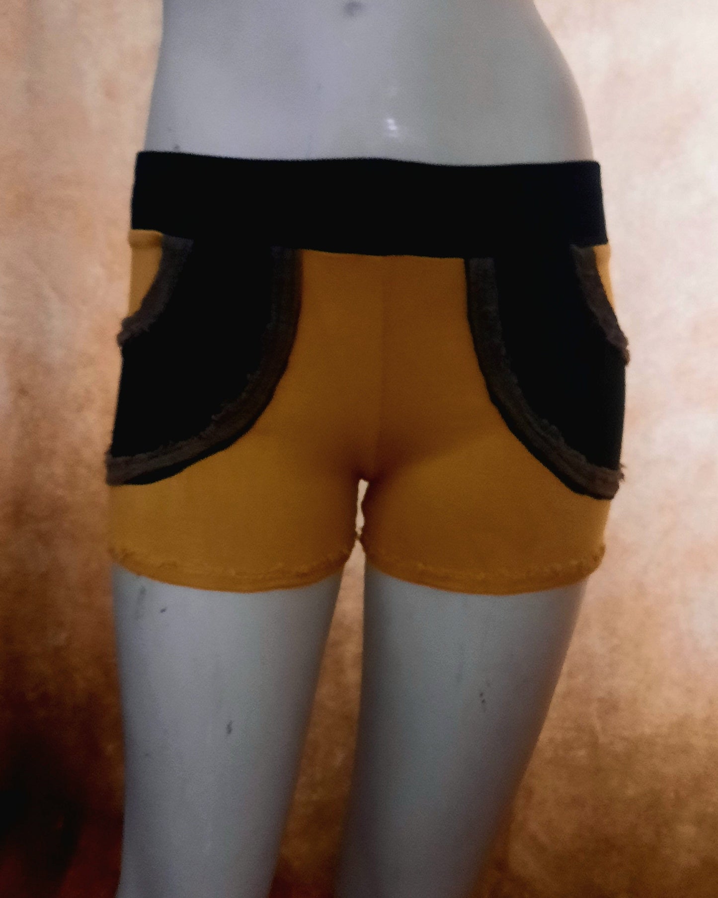 Hotpants Sonnengelb mit Taschen - Größe S