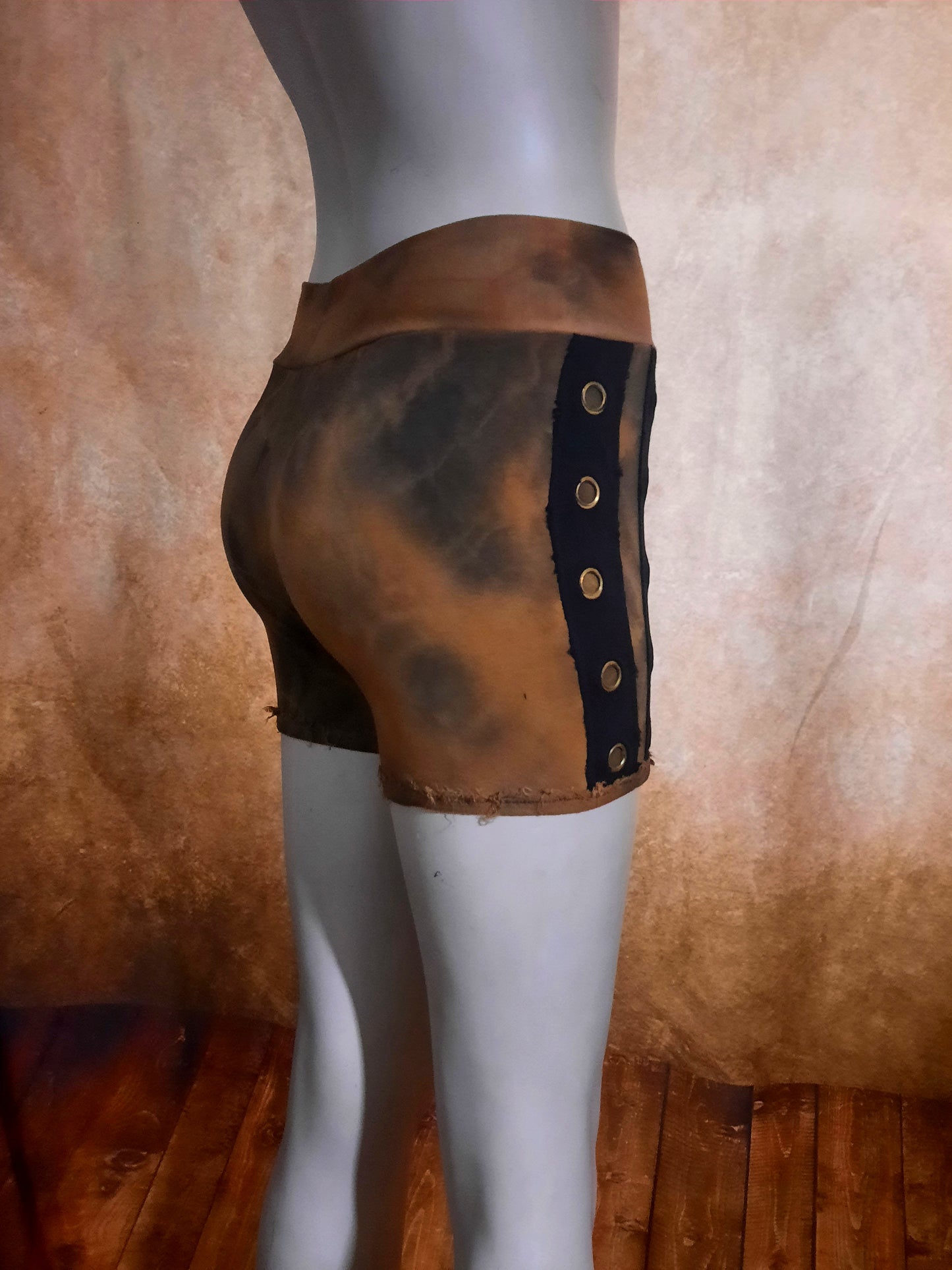 Hotpants Batik Braun mit Applikationen - Größe S